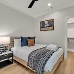 Holiday home Resonant - 2 Townhomes - 2 Private Rooftop Decks *