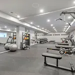 Hyve - Tropical Penthouse - Pool & Gym Holiday home *
