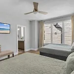 Holiday home Spacious Close To Belmont Rooftop *
