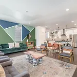 Heights-sleeps 12-in Cumberland Heights Holiday home Nashville