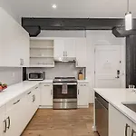 Holiday home The Saddlery - Encore - 1 Block To Broadway *