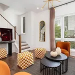 Urban Spur-3 Bedroom Townhome-6 Min Nissan Stadium Holiday home