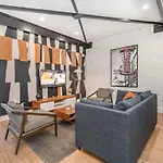 The Saddlery-playlist-2 Units-walk To Broadway Holiday home *