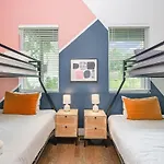 Holiday home Hurst House - 4 Stylish Homes - Mins To Germantown