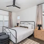 Sunspire-private Deck-in East Holiday home