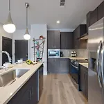 Reverb - Odyssey - Pool & Gym - Heart Of Midtown Holiday home *
