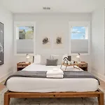 Holiday home The Acklen-private Balcony-4 Mins To Broadway Nashville