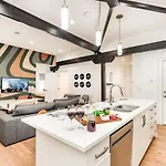 Holiday home The Saddlery-playlist-2 Units-walk To Broadway