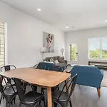 Holiday home Hurst House - 4 Stylish Homes - Mins To Germantown