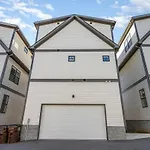 Holiday home Sunspire-private Deck-in East *