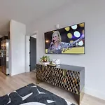 Reverb - Odyssey - Pool & Gym - Heart Of Midtown Holiday home *