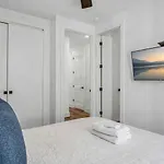 Spectacular Double Rooftop 7 Mins To Broadway Holiday home *