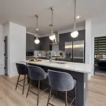 Reverb - Odyssey - Pool & Gym - Heart Of Midtown Holiday home *