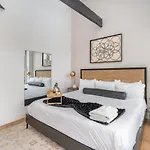 Holiday home The Saddlery-playbill-4 Unit Combo-walk 2 Broadway *