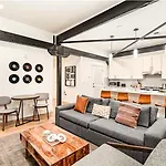 Holiday home The Saddlery-playbill-4 Unit Combo-walk 2 Broadway *