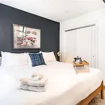 Holiday home The Saddlery-playbill-4 Unit Combo-walk 2 Broadway *
