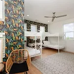 Holiday home Hurst House - 4 Stylish Homes - Mins To Germantown