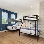 Holiday home Hurst House - 4 Stylish Homes - Mins To Germantown