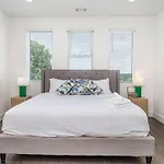 Holiday home Hurst House - 4 Stylish Homes - Mins To Germantown