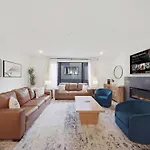 Apartment New Modern Escape With Rooftop Hot Tub *