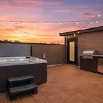 New Modern Escape With Rooftop Hot Tub Nashville