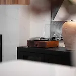 Apartment Modern Multi-level Retreat With Rooftop Hot Tub