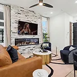 Halo-rooftop Patio & Game Room-mins To Broadway Holiday home Nashville