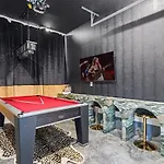 Holiday home Halo-rooftop Patio & Game Room-mins To Broadway