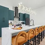 Halo-rooftop Patio & Game Room-mins To Broadway Holiday home