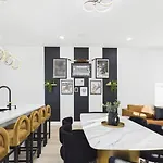 Halo-Rooftop Patio & Game Room-Mins To Broadway