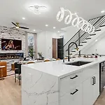 Holiday home Halo-rooftop Patio & Game Room-mins To Broadway *
