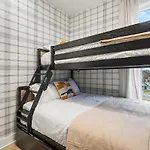 Holiday home Halo-rooftop Patio & Game Room-mins To Broadway