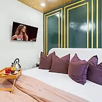 Halo-rooftop Patio & Game Room-mins To Broadway Holiday home Nashville