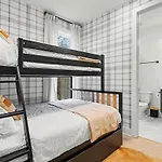 Halo-rooftop Patio & Game Room-mins To Broadway Holiday home *