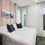 Halo-rooftop Patio & Game Room-mins To Broadway Holiday home *