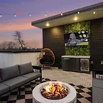 Halo-rooftop Patio & Game Room-mins To Broadway Holiday home Nashville