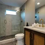 Modern Luxury Hot Tub Mini Golf Elevator Views * Nashville