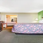 Super 8 Downtown Airport 2*