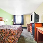 Hotel Super 8 Downtown Airport