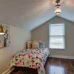 Precious, Bright Bungalow In East Nashville! Close To Downtown/Germantown! Home