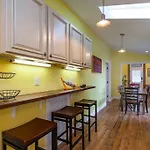 Beautiful Downtown Historic Cottage