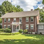Charmer In Nashville\'S Green Hills Neighborhood Apts