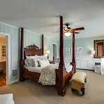 Charmer In Nashville\'S Green Hills Neighborhood Apts