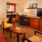 Hotel Courtyard By Marriott Airport