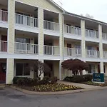 Hometowne By Red Roof - Airport/briley Pkwy Hotel