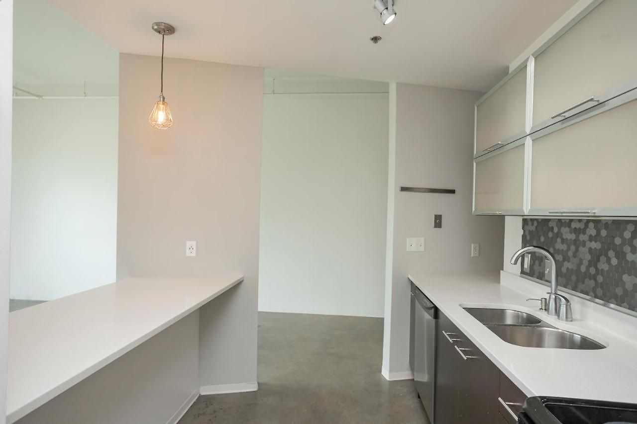 Holiday home Unfurnished Amazing Layout W Balcony & Storage 30 Day Minimum *