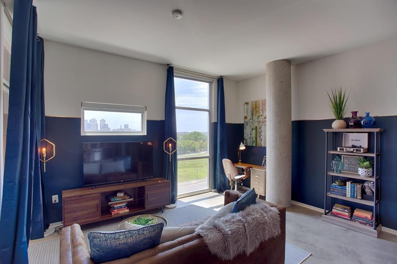 Mid Century Modern Downtown 30+ Night Min
