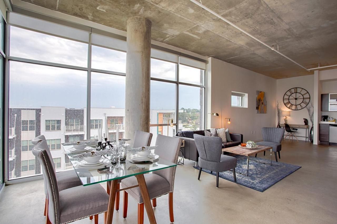 Gaze At Sprawling Vistas Through Walls Of Windows Holiday home