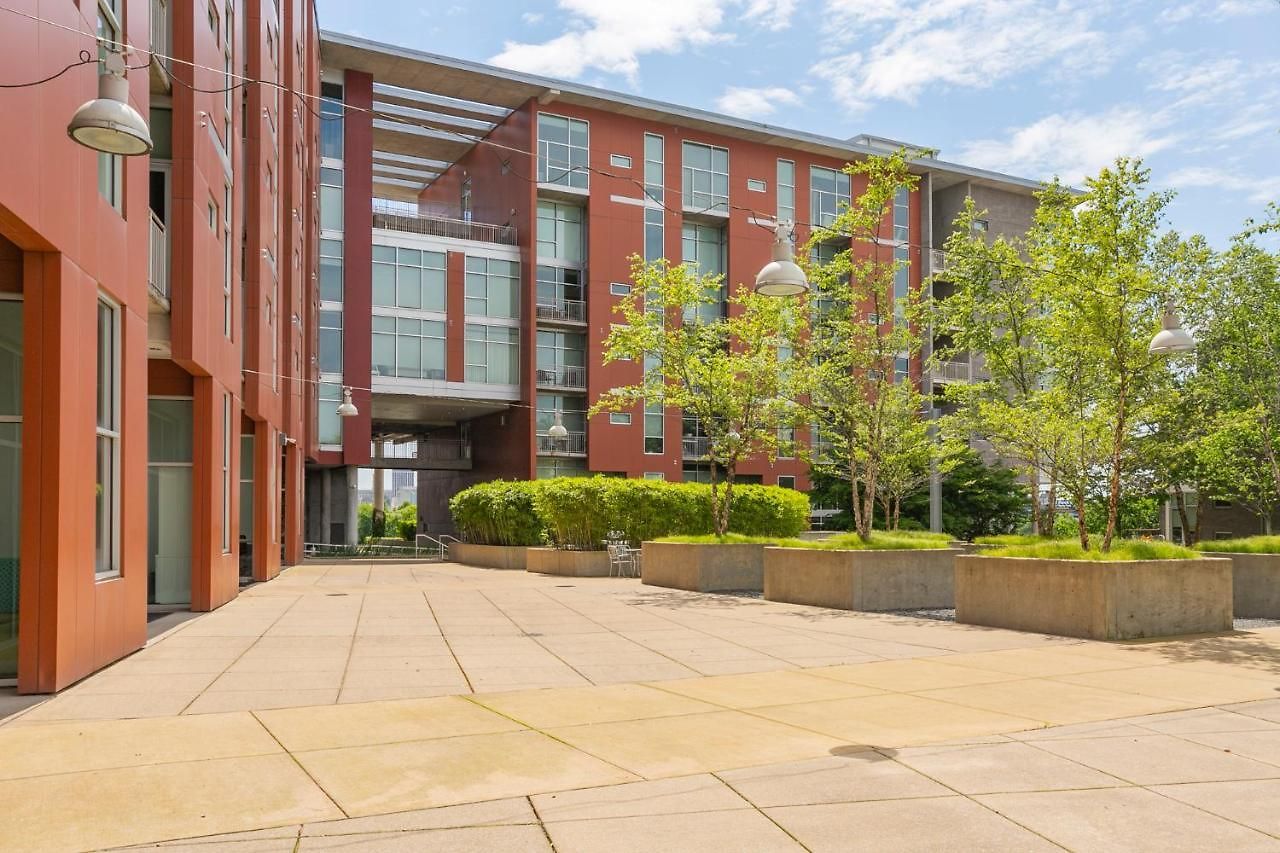Unfurnished Amazing Layout W Balcony & Storage 30 Day Minimum *