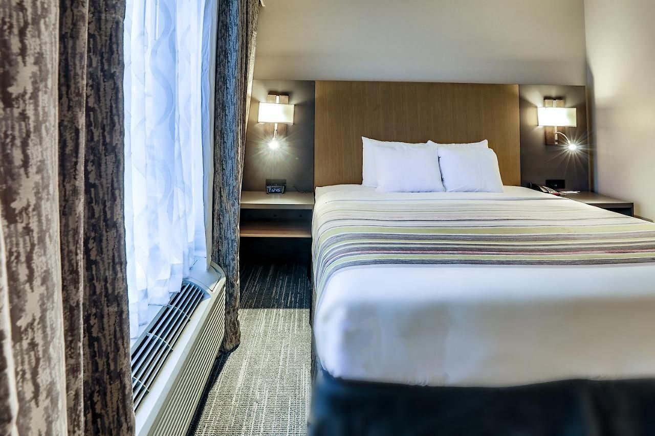 Country & By Radisson Airport Tn 4*